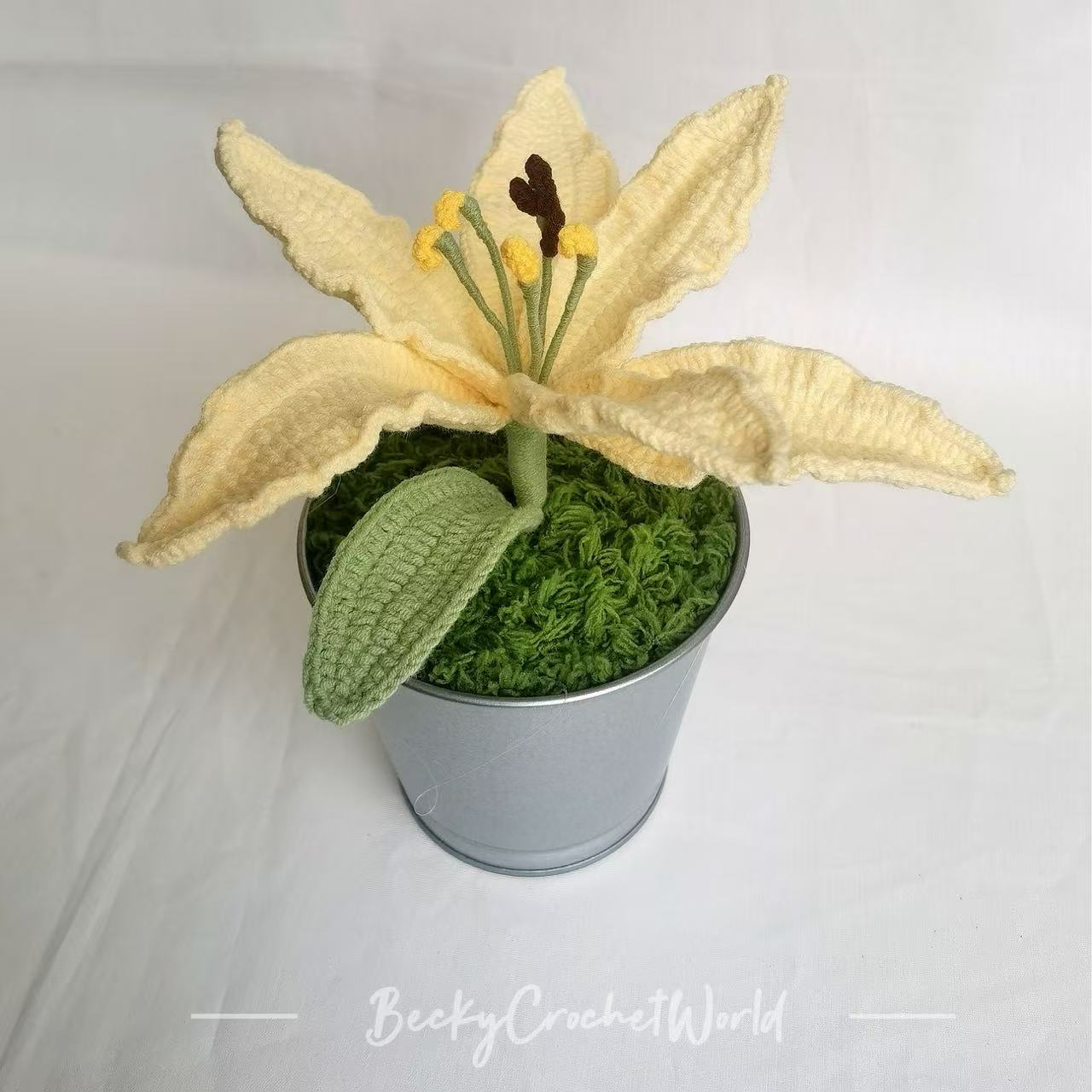 Yellow - Lily flower pot