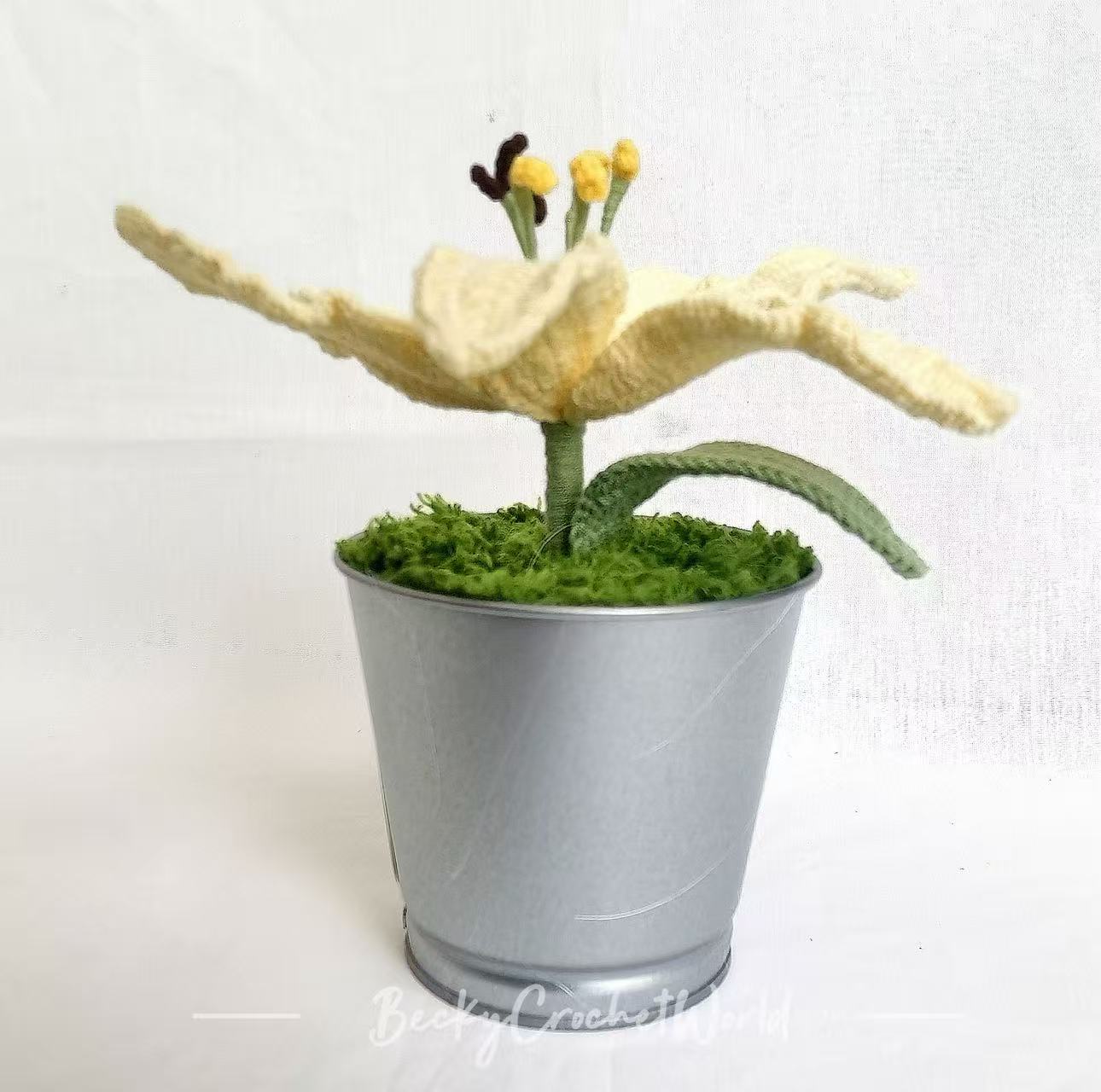 Yellow - Lily flower pot